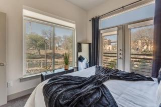 Riverwalk Oasis - Pool, Free Parking Views - 8