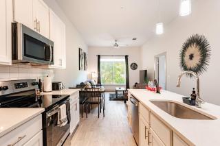 Riverwalk Oasis - Pool, Free Parking Views - 4