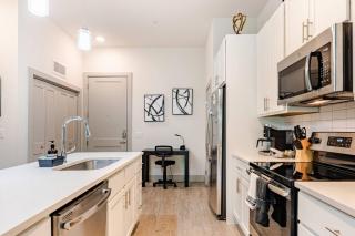 Riverwalk Oasis - Pool, Free Parking Views - 3