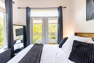 Riverwalk Oasis - Pool, Free Parking Views - 2