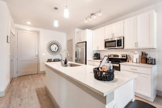Riverwalk Apt Pool, Gym, King Bed Free Parking - 9