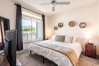 Riverwalk Apt Pool, Gym, King Bed Free Parking - 6