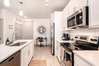 Riverwalk Apt Pool, Gym, King Bed Free Parking - 5