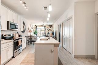 Riverwalk Apt Pool, Gym, King Bed Free Parking - 4