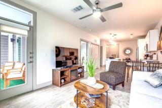 Riverwalk Apt Pool, Gym, King Bed Free Parking - 2