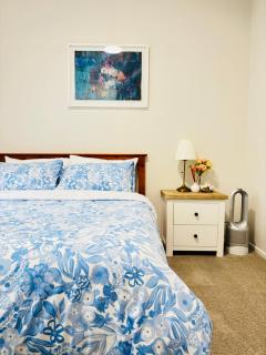 Sunny 3BR Home - Close to Essentials & Transport - 2