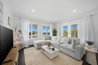 Spacious 4BR Home Near Hobart Airport Perfect for Families - 0