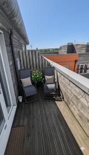 Cosy Central 2-Bed Flat City View & Parking - 8
