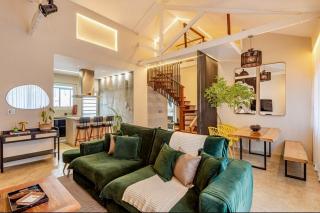 Loft Histórico 120m com Mural Original - 0