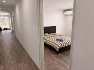 Your Mandurah Getaway with a bathroom in each room - 9
