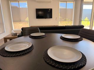 Your Mandurah Getaway with a bathroom in each room - 6