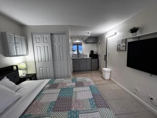 King Bed Waikiki Seaside Monarch Paradise Hotel Room Greenery Mountain View - 9