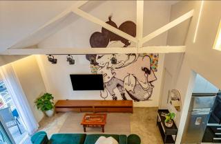 Loft Histórico 120m com Mural Original - 9