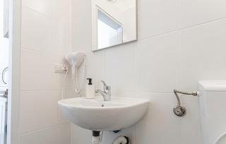 Near Westbahnhof Station Simple 2BR & 1LR Apartment - 8