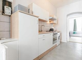 Near Westbahnhof Station Simple 2BR & 1LR Apartment - 1