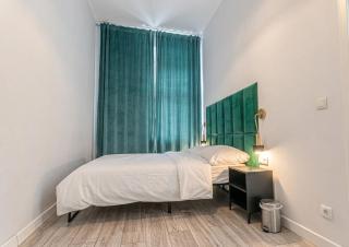 Near Westbahnhof Station Simple 2BR & 1LR Apartment - 2