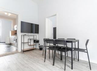 Near Westbahnhof Station Simple 2BR & 1LR Apartment - 8