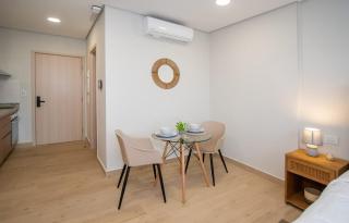 Stylish Studio Pool Gym & City Views - 8