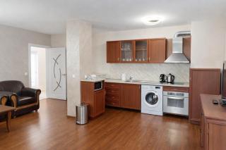 Spacious 1BR w/ Pool | Free Parking & Terrace - 7