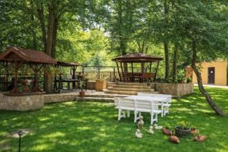 Spacious 1BR w/ Pool | Free Parking & Terrace - 2