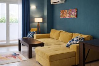 Sunny Apartment w/ Pool • 5 min to Beach - 6