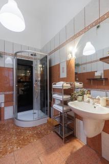 Dynasty Apartment - 3 bdrms, central location - 6