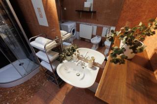 Dynasty Apartment - 3 bdrms, central location - 4