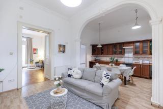 Dynasty Apartment - 3 bdrms, central location - 9