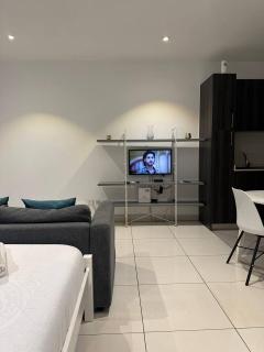 Embassy Gardens by Luxurious inn - 6