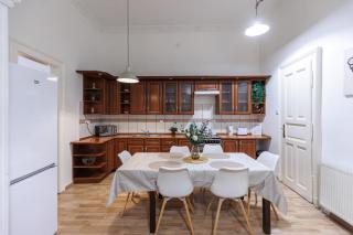 Dynasty Apartment - 3 bdrms, central location - 3
