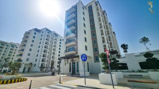 Stylish 2BR with Balcony in Yas Golf Fairways - 2