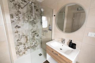 Double Room with Breakfast Free Parking and EV ready - 5