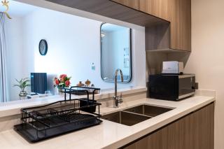 Stylish 2BR with Balcony - Chic Golfside Escape - 5