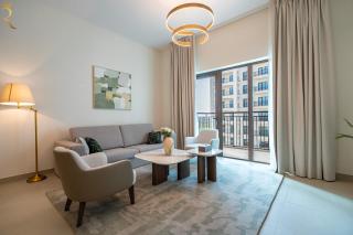 Stylish 2BR with Balcony - Chic Golfside Escape - 0