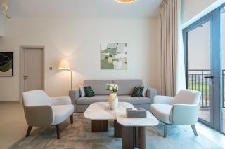 Stylish 2BR with Balcony - Chic Golfside Escape - 1