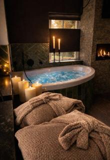 Wellness Tuin - Ultieme Partner Beleving - St Hubertus Suite met Indoor Jacuzzi, Openhaard, Privé Hottub en Privé Sauna in Jachthut stijl - Gratis Fles Prosecco & Leuke Partner connect box ! - Horst - 2
