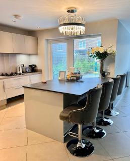 Luxury Durham Home in DH1, Free Parking, No Fees - 0