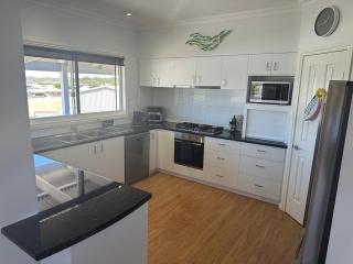 Sea Breeze Beach House - 3