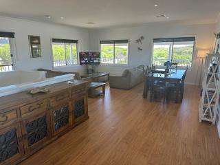 Sea Breeze Beach House - 5