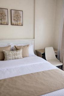 Elegant Cozy Haven with a Rooftop Pool - 8