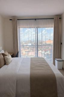 Elegant Cozy Haven with a Rooftop Pool - 5