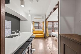 Walk to Dotonbori & Shinsaibashi! Cozy Apartment for Groups of 5 - 6