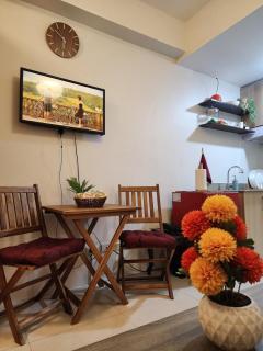 Sucat Cozy Staycation with Pool, Netflix, Wifi, near NAIA, beside SM City Sucat - 2