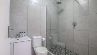 Stylish 2 Bed wBalcony near iconic Stadium - 5