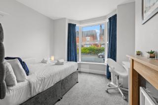 5-Bed Family & Group Stay Near Cricket Ground - 8