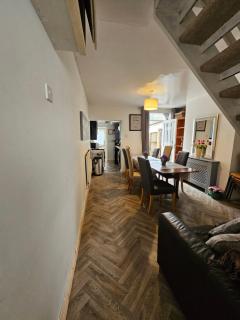 Contractors Corporate Charress House, 6 Bedrooms - 6