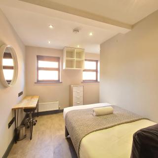 Spacious 6 Bed All En-Suite, Central Parking - 6