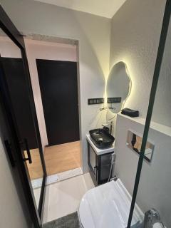 Compact Boutique studio in Bandra, off Pali Hill - 4