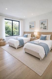 Elegant 5BR Home with Garage Ideal for Groups - 4