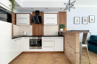 Przytulny Jasny Apartament z Balkonem oraz Parkingiem by Noclegi Renters - 6